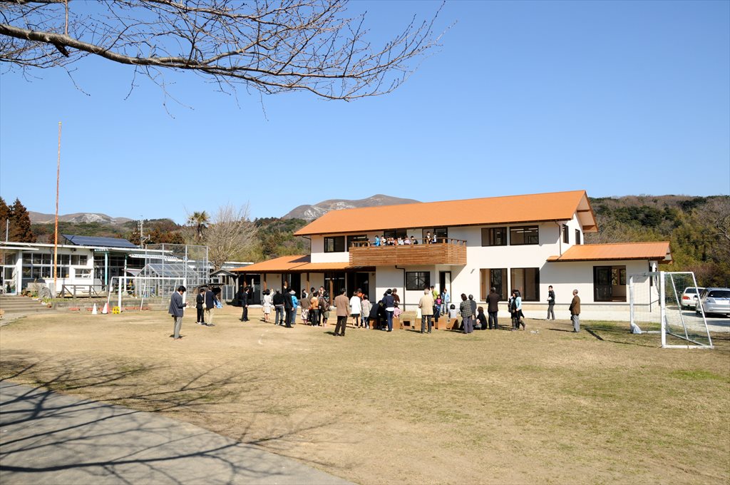 九州子どもの村中学校　旧校舎と新校舎